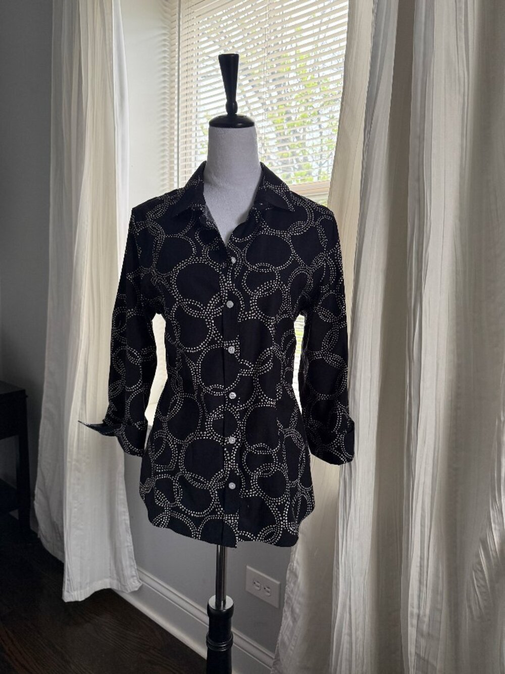 Chico’s Black & White Polka Dot Button Front Shirt Size 1 (US M) Stretch